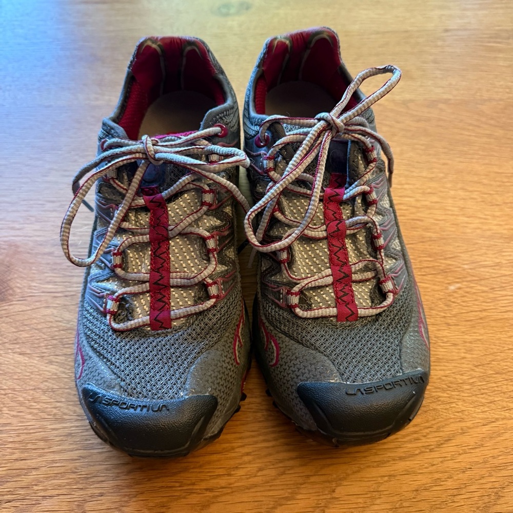 La Sportiva Women’s Ultra GTX Trail Running Shoe in Gray and Red, NWOT